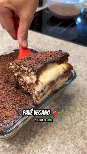 Matheus Rocha | Vegano 🌱 on Instagram: "PAVÊ VEGANO FÁCIL E GOSTOSO PRO NATAL!! 😱🌱 ✅ Para o leite vegetal: - 1 litro de água - 100g de pasta de amendoim ✅ Creme branco base: - 2 xícaras de leite vegetal. - 1 vidrinho de leite de côco. - 3 colheres de sopa de amido de milho (45g). - 5 colheres de sopa de açúcar. - 1 colher de chá de essência de baunilha. ✅ Creme de chocolate: - 1/3 do creme base. - 1 xícara de leite vegetal - 1 colher de sopa de amido de milho. (15g) - 3 colheres de sopa de ac