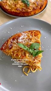 SPAGHETTI PIE from @kalejunkie, let’s go! This is a great way to use leftover spaghetti, or in my case, I make a fresh batch just to make this. You might be wondering, WHYYYYY make a spaghetti pie instead of just making a bowl of spaghetti. Well, one, it’s FUN, but more than that, the edges, bottom and top get nice and CRUNCHY, while the center stays nice and soft, and it’s so delicious! And if you have kids, they will love this idea as well. If you are gluten-free, you can use gluten-free spagh