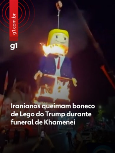 Irã - Iranianos queimaram um boneco de Lego gigante com a imagem do presidente dos Estados Unidos, Donald Trump, durante o funeral público do ex-líder supremo Ali Khamenei. A cena foi compartilhada pela agência de notícias estatal iraniana PressTV e ocorreu na quinta-feira (9), durante a procissão fúnebre do ex-líder supremo iraniano em Mashhad. O corpo de Ali Khamenei foi sepultado na quinta na cidade sagrada iraniana e encerrou um funeral público que durou quase uma semana. O boneco foi erguid