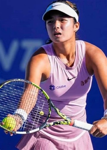 Filipina tennis star 🇵🇭 Alexandra Eala advances to the semifinals of the WTA 125 Jingshan Tennis Open 2025, defeating China’s 🇨🇳 Lu Jiajing in straight sets, 6-4, 6-1, at Center Court. 📌 Set 1 Recap: Eala controlled rallies with a solid first serve, breaking Lu twice to take the opener 6-4. 📌 Set 2 Recap: Eala dominated as Lu struggled with errors, sealing the match 6-1 and booking her semifinal spot. 🔥 With sharp serving, strong returns, and five break point conversions, Eala showed her 