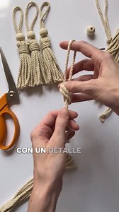 Borla de macramé con cuenta de madera. 🧶✨🪵 #macrame #macramebag #macramé #macramebasket #macramelovers #macramejewelry #macrameflower #macramelamp #macramelove #macramebracelet #macrametips #makrame #macrametutorial #macramedoll #macramedesign #macramewallhanging #macrameart #macramecommunity #macrametutorials #macramehangers #macramecolombia #macramelover | Macrame Creativo