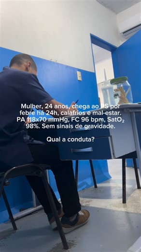 Luiz Eduardo | Medicina • Lifestyle on Instagram: "🧠 1️⃣ Primeiro passo: diferenciar febre de hipertermia • Febre: elevação controlada pelo hipotálamo (infecções). • Hipertermia: falha de dissipação (golpe de calor, drogas). → Condutas totalmente diferentes. 🔎 2️⃣ Avaliar sinais de alarme Se houver qualquer um → investigar e observar: • Alteração do nível de consciência • Rigidez de nuca • Dor torácica ou dispneia • Sinais focais neurológicos • Petéquias • Instabilidade hemodinâmica Paciente d