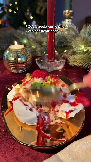 Eindig je kerstdiner met een bang!💥 Deze pavlova bombe gevuld met vanillemousse en frambozen- en mangocoulis is een knaller van een kersttoetje. Check ’t recept hieronder. Inspiratie: @RecipeTin Eats #Allerhande #recept #kerst #kersttoetje #pavlova PAVLOVA BOMBE NAGERECHT – 6 STUKS - 40 MIN 1.5 UUR OVENTIJD 3 UUR WACHTTIJD 120 ml eiwit (ca. 4 gesplitste eieren) 220 g fijne kristalsuiker 1½ tl maizena ¼ tl zout 1 tl natuurazijn 90 ml AH Excellent mangocoulis 90 ml AH Excellent frambozencoulis 9