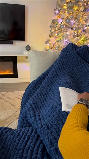 Starting your first hand-knitted blanket? 🧶✨Here’s how to make your foundation chain and begin your first row — no needles, just your hands! 🤍It’s simple, relaxing, and perfect for beginners 💛Follow me for Part 2 and more cozy DIY tutorials!————————————————————Tu veux commencer ta première couverture tricotée à la main ? 🧶✨Voici comment faire ta chaînette de base et débuter ta première rangée — sans aiguilles, juste avec tes mains ! 🤍C’est simple, relaxant et parfait pour les débutants 💛Su