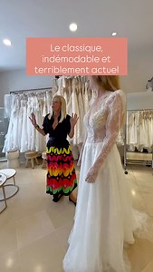Notre mariée a eu un véritable coup de cœur pour cette robe aux manches délicates ! Et devinez quoi ? 👉 Cette touche élégante fait son grand retour : la robe de mariée classique et intemporelle revient en force pour 2026 ✨ #mariage #amour #love #robe #robeblanche #robedemariée #princesse #robeprincesse | Solution cérémonie