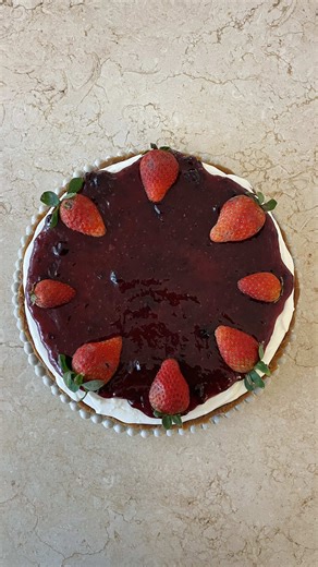 Cremoso, fresco e cheio de sabor 🍓 Este cheesecake de frutos vermelhos é fácil de fazer e perfeito para qualquer ocasião 🍰 🛒 Ingredientes: • 400 g bolacha digestiva • 200 g manteiga derretida • 400 g queijo creme • 400 ml natas para bater • 200 g açúcar • aroma de baunilha • 10g folhas de gelatina • coulis de frutos vermelhos 1ºTriturar a bolacha. Envolver com manteiga derretida 2ºColocar numa forma com fundo removível e calcar. Levar ao frigorífico 3ºPara o creme de queijo bater o queijo cre