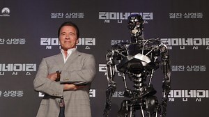 Liquid Metal Moves and Stretches Like T-1000 killer robot in Terminator Movie