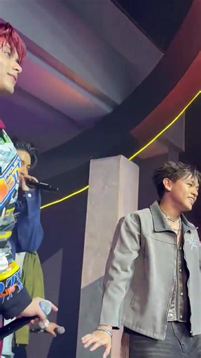 VXON, GAANO KA-CLOSE? 💖 WATCH: P-pop boy group VXON — composed of C13, Sam, Franz, Vince, and Patrick — sent hearts raising with their performance of “MHWG” in a stage at the back of the venue during their first solo show. | via Hannah Mallorca, INQUIRER.net | INQUIRER.net