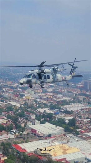 Escuadrilla UH-60M Blackhawk sobrevolando la CDMX. video original MAyD