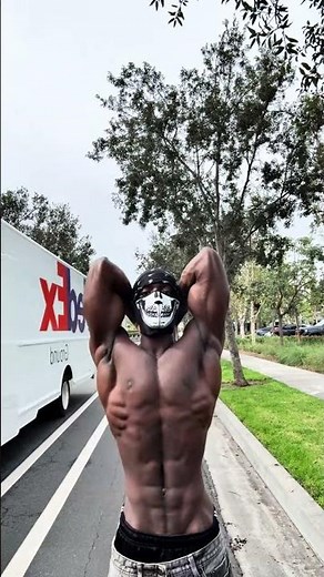 💀 SKULL MASK BODYBUILDER | Outdoor Physique Check & Posing