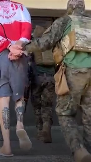 Batalhão de Operações Policiais Especiais on Instagram: "A Companhia de Inteligência e Operações Especiais realizou uma operação na Comunidade do Morro dos Prazeres, com base em dados de inteligência da SSI e PMGO. O objetivo da ação foi a captura de Cássio Tavares, líder da facção Comando Vermelho no estado de Goiás. Ele é condenado por homicídio, chefe do tráfico local e responsável pela cobrança de dívidas. Cássio Tavares é foragido do sistema penal desde uma ação em 2018, quando explosões na