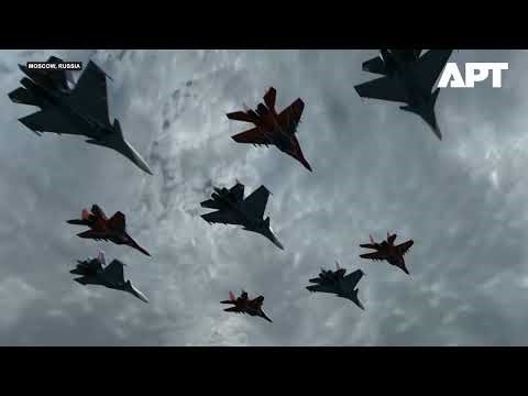 Su-30 and MiG-29 Jets Fly Stunning ‘Cuban Diamond’ at Russia Victory Day Parade | APT