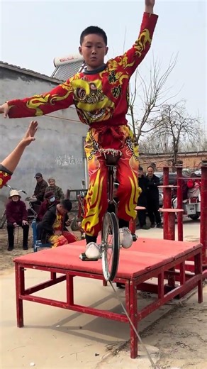 Masterful White Lion 24-Bow Trapeze & Qigong Show
