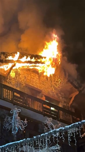 🔥 Incendie d’un hôtel à Courchevel - point de situation à 2 heures Le colonel Rémi Pomeret indique que les sapeurs-pompiers sont engagés depuis 19h sur un incendie touchant l’Hôtel des Grandes Alpes, à Courchevel 1850. Le feu, particulièrement virulent, s’est développé en toiture, rendant l’intervention techniquement complexe. Près de 100 pompiers, une trentaine d’engins et plusieurs moyens élévateurs sont mobilisés pour éviter toute propagation aux bâtiments voisins. Aucun blessé n’est à déplo