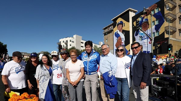Inauguran en Los Ángeles un mural gigantesco en honor al legendario Fernando Valenzuela