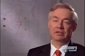 Como se construye el Airbus 380 Fue en la década de los 90’s cuando el consorcio europeo inicio las investigaciones para crear un avión que pudiera competir con el Boeing 747, que en ese momento era un monopolio en aviones de gran tamaño. En aquél entonces el AXXX (como se bautizó en 1994) incluía una sola cabina con 12 asientos por fila, pero después de varios estudios se decidió que sería de 2 niveles de cabina sobre todo por facilidad en cuanto a estructura. La idea del A380 es que pudiera ll