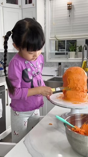 19K views · 680 reactions | Ellis’ Minnie Mouse Cake! We hope you like it! ❤️殺 Disney Disney Parks #minniemouse #disneyland #disney #cakedecorating #kidsofinstagram #toronto #baking | TheCakingGirl | Facebook