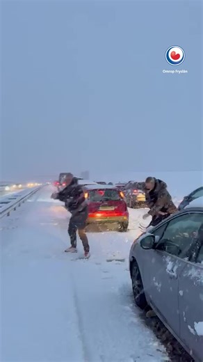 Snieballegefjocht op de A32: Ferskeining yn 'e Lange File