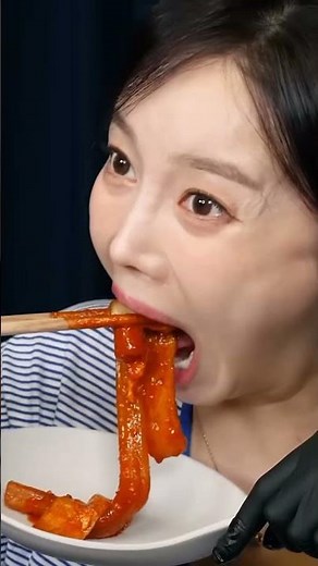 ssoyoung yeopki tteokbokki with giant chicken legs ssoyoung's big bites 😋