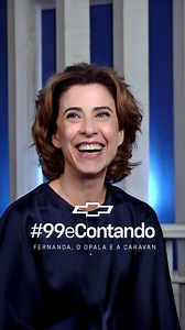 Se até a maior estrela do Brasil tem uma história com a Chevrolet, quem é que não tem? Que orgulho comemorar nossos #99eContando com a @oficialfernandatorres, nossa representante e vencedora do Globo de Ouro. Que venham muitas outras histórias, sempre #JuntosNaDireção! #PraTodosVerem: O vídeo mostra Fernanda Torres sentada em uma cadeira em um fundo azul. Entra o texto “Opala e Caravan carregam boas histórias da vida da Fernanda”. Fernanda segue no mesmo cenário contado histórias de sua juventud