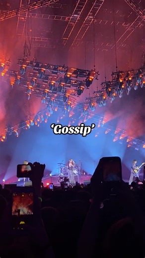 @Måneskin Singing ‘Gossip Feat. Tom Morello’ from their Rush album live on tour. This lighting set us is quite impressive btw (Part 5) #maneskin #rushworldtour #eurovision #fyp #concertkaz
