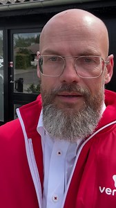 Farvel til nøgler! Med LockGuard smartlås kan du bruge en kode, smartphone eller nøglebrik til at åbne din hoveddør 🔒📱 Med den elektroniske dørlås behøver du ikke at tænke på nøgler, og du har fuld kontrol over, hvem der kan åbne og låse din hoveddør. Via appen kan du også indstille døren til automatisk at låse hver aften, så du kan sove trygt. OBS: LockGuard smartlås forudsætter samtidig bestilling af Verisure-alarmsystem. Tag vores test for at finde den alarm, som passer til dig. Besvar få s