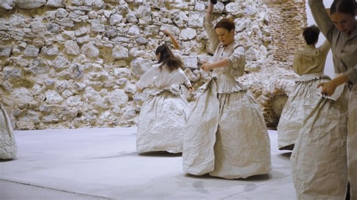 💃 Así celebramos el pasado mes de julio en la Galería de las Colecciones Reales nuestro segundo aniversario. La Compañía de Danza Sara Cano Duran y el artista Juan Berlanga deslumbraron con dos espectáculos de danza contemporánea. Si no pudiste acompañarnos, tenemos un nuevo plan que no te puedes perder. ¡Toma nota! 😁✒️ Este 3 de octubre, se estrena el espectáculo de danza CHIA, enmarcado en el Festival de la Hispanidad 2025 organizado por la Comunidad de Madrid , que nos invita a sumergirnos 