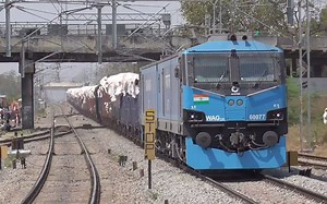 满载货物的印度大功率机车WAG 12连续鸣笛