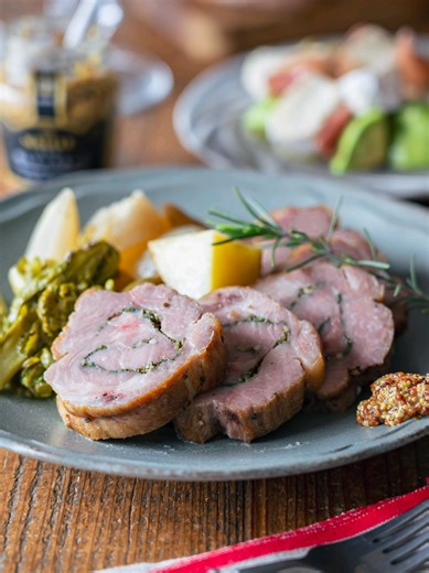 レシピはキャプションで👇️ 【オーブン任せ！】ハーブ香る、極上のローストポーク。ポルケッタ│Herb-Roasted Pork 新鮮なハーブの香りと、じっくりと焼き上がるジューシーな豚肉。春の訪れを告げる一皿です。 The aroma of fresh herbs and slow-roasted, juicy pork. A dish that announces the arrival of spring. . ■調理時間目安:60～70分 ■材料:3-4人分 ◯豚肩ロース 500～600g (ブロックを縦半分に切られたもの) ◯塩 6g ◯あらびき黒こしょう 適量 【A】ローズマリー 3-4本 【A】にんにく 5g 【A】パセリ 10～15g 〈B〉じゃがいも 1-2個 〈B〉玉ねぎ 1個 〈B〉菜の花(お好みで) 40g 〈B〉塩 ふたつまみ ◯粒マスタード 適量 ■作り方 ［下準備］ じゃがいもは2cm程度のひと口サイズに切る。玉ねぎは芯を残したまま、くし切りにする。菜の花はざく切りにする。ローズマリーとパセリは、枝を取り除く。 ①豚肩ロースは包丁で切り開き、両面に塩とこし