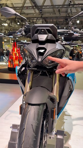 236K views · 10K reactions | Así es la nueva #BMW #S1000R 2025 con su nuevo faro y este color tan… tan 藍 . . . #eicma #novedades #motos #s1000r2025 | Kira Moto | Facebook