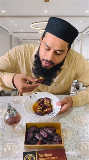 Shaikh Foodie on Instagram: "🌿 Natural energy ka secret — bina Shilajit ke bhi superpower jaisi taqat! 💪 Khajoor, lahsun, adrak aur shahad ka yeh combo deta hai instant stamina aur immune boost 💥 Try karke dekhiye, result dekhke hairaan reh jaoge 😍 ⸻ 🍯 Energy Booster Khajoor Recipe: Ingredients: • 4–5 Khajoor (dates) – beej nikal lein • 2 Long (cloves) • 2 Lahsun ke jaye (garlic cloves) • 2 Elaichi (cardamom) • Thoda sa Adrak (ginger) – halka sa koota hua • Shahad (honey) – bharne ke liye M