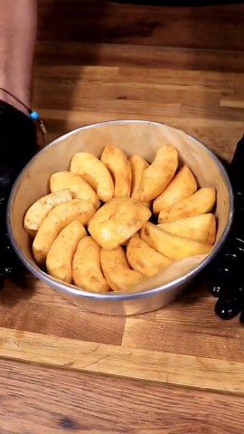 Classic homemade apple pie recipe with warm cinnamon flavor
