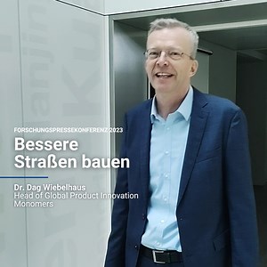 🚛🚙🚐BASF Forscher haben einen Weg gefunden beim Asphaltieren von Straßen die Temperatur abgesenkt und gleichzeitig ein hoher Asphaltgranulatanteil möglich ist. So entstehen deutlich geringere Bitumen- und CO2-Emissionen. Zusätzlich wird die Widerstandsfähigkeit des Asphaltes verbessert und dadurch die Lebensdauer der Straße verlängert. 💪 Dies ist eines von fünf Beispielen, die auf unserer Forschungspressekonferenz 2023 präsentiert werden, um zu zeigen, welche starke Verbindung Chemie und Nach