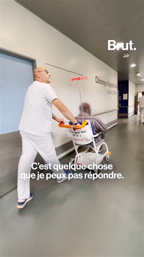 "Je suis une vraie pipelette et c'est une qualité importante pour mon métier." Prise de poste à 9h et c'est parti pour 17 à 18km de marche dans les couloirs de l'hôpital civil de Strasbourg. Christophe est brancardier, un métier essentiel qui ressemble à ça. | Brut