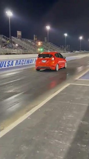 Fiesta ST vs Focus RS Drag Race!