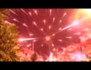 打ち上げ花火が低空で炸裂した動画