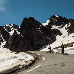 On profite de l'ouverture du col du Tourmalet pour partir flâner en vélo électrique dans la vallée de Campan ! Notre petit conseil : avant d'attaquer l'ascension vers la Mongie, n'hésitez pas à faire une pause WAHOU aux cascades d'Arises. 🚴‍♀✌️ | Hautes Pyrénées