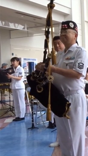 【バグパイプ好き必見】海上自衛隊大湊音楽隊員による楽器の説明 ❤その２です！ [海上自衛隊大湊音楽隊 奏会] 2018 07 28 #Shorts #バグパイプ説明 #バグパイプ演奏 #大湊音楽隊