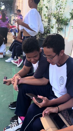 Explore Frank Ocean Fan's Fashionable Outfit Check Trend