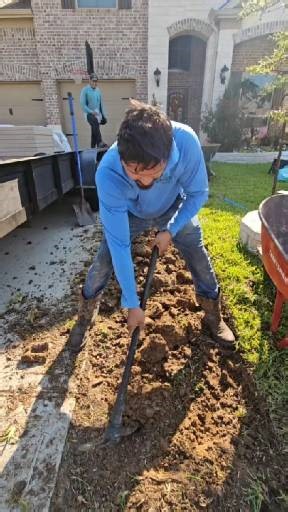 A SIMPLE MODERN walkway like this can instantly elevate your front yard! #beforeandafter #transformation #homemakeover #makeover #fyp #foryou #foryourpage #viral #viralvideo #trending #pavers #pavers_install #gravel #blackstargravel #walkway #pathway #luxuryhomes #houston #houstontx #houstontexas #edensgarden #WalkwayUpgrade | Eden's Garden