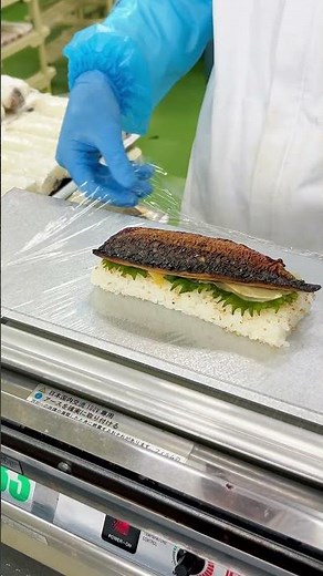 若狭伝統の醤油漬けに、大葉とガリを挟んだ【醤油かおる焼き鯖すし】