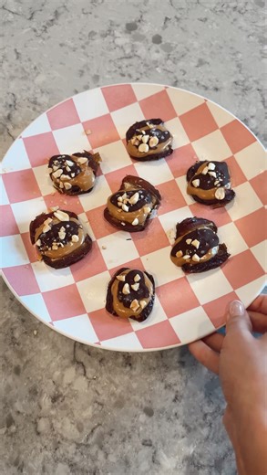 Marissa Leschber on Instagram: "Sweet Treat Cheat Ep 3: “Healthy Snickers” 🍫😋 For this easy-to-make recipe you need: - pitted dates - creamy peanut butter - chocolate chips - flaky sea salt - crushed peanuts Any ideas on what I’m making next week? 🤭🤫 🦃 #sweettreat #recipes #snack #dcc #dallas"