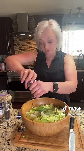 Iceberg Lettuce Salad with Garlic Dressing Recipe