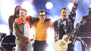 Jonas Brothers Close Out BBMAs 2021, Debut New Single During Their Performance!
