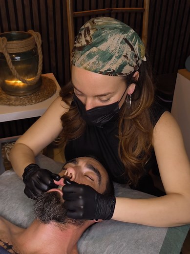 ¿Sabías que muchas tensiones del rostro comienzan desde el interior de la boca? 👄😱 En este vídeo te muestro el masaje intraoral, una técnica especializada que actúa directamente sobre la musculatura profunda relacionada con la articulación temporomandibular. Este tratamiento ayuda a liberar tensiones acumuladas, mejorar la movilidad mandibular y favorecer una mayor armonía facial de forma natural 💆‍♀️ Es ideal si sufres de: • Bruxismo o tensión en la mandíbula 😬 • Dolores de cabeza o cuello