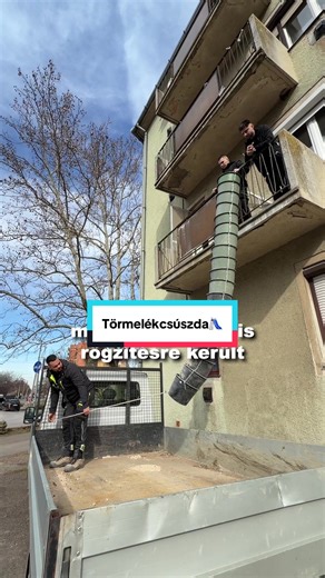 270 ezer forintot spóroltunk törmelékcsúszdán, de hogy is jön ki a matek?🤔 A videó végén pontos számadatokkal jövünk. Te barkácsolsz magadnak munkaeszközöket?👀 #mzm #construction #hungary #felújítás #lakás