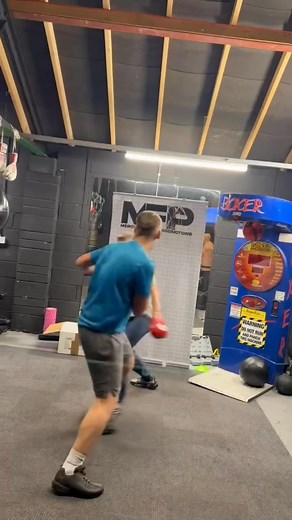 First boxing session with awa bailey down killer strength fair to say am fkn useless 🤣🤣🤣🤣 aye a did give Bailey a black eye with a one bomb combo 🤣🤣 #fblifestyle #boxing | The Thompson’s