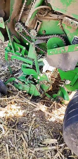 Deer is definitely the best baler out there and unfortunately they even have problems. #deer #johndeer #nothingrunslikeadeere #farming #haymakers #cornstalk #hayking