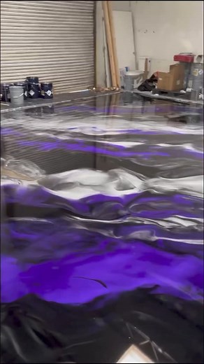 Los pisos con resina epóxica no se rayan ni son resbalosos, ya que son resistentes y duraderos. #pisosconresinaepoxica #pisoselegantes #porcelanatoliquido #remodelaciones #acabadosdelujo #epoxyfloor #resinaepoxi #resinaepoxica #resinart #resina | Aprende con Resina Epoxi