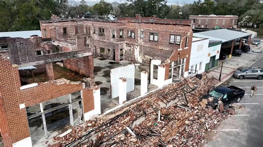 Alabama town struck by apparent tornado
